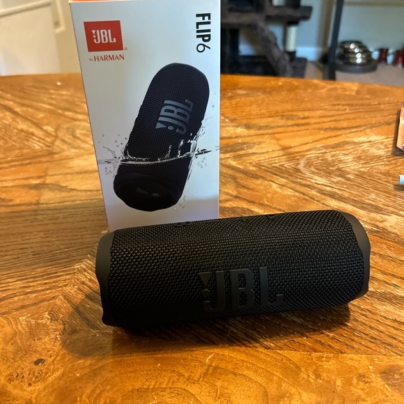 Black JBL flip 6